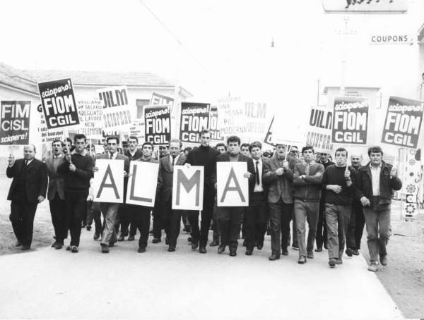 Sciopero dei lavoratori della Alma - Testa del corteo - Cartelli di sciopero Fiom Cgil, Fim Cisl, Uilm