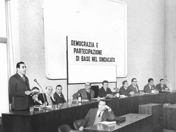 Sala del Comune di Sesto San Giovanni - Interno - Conferenza Fiom sulla democrazia e partecipazione nel sindacato - Tavolo della presidenza con dirigenti sindacali, tra i quali: Aldo Bonaccini, Piero Boni, Antonio Pizzinato, Bruno Trentin