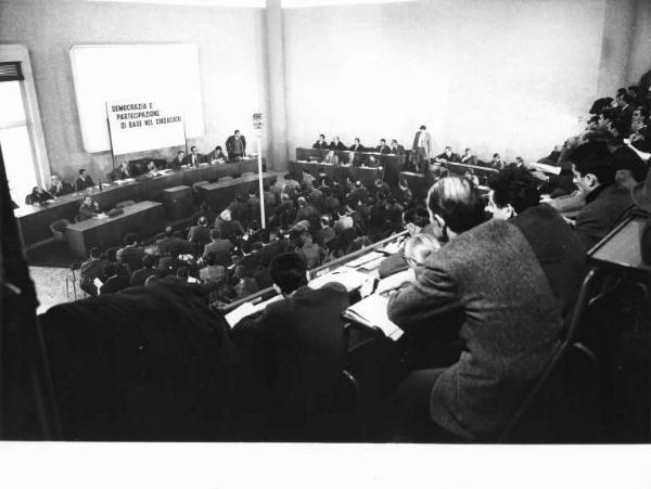 Sala del Comune di Sesto San Giovanni - Interno - Conferenza Fiom sulla democrazia e partecipazione nel sindacato - Veduta della sala dall'alto - Bruno Trentin al microfono