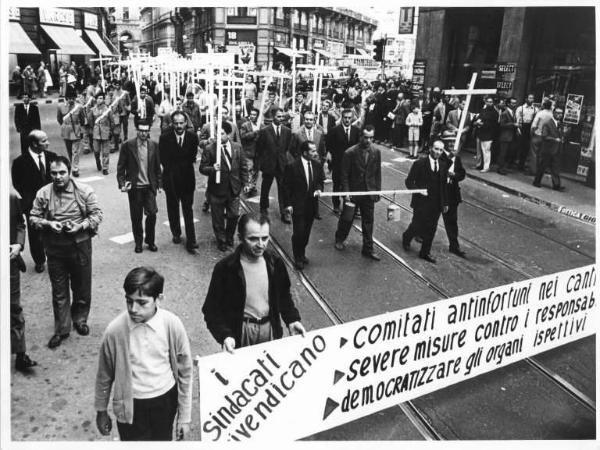 Sciopero dei lavoratori edili contro gli omicidi bianchi e gli infortuni - Corteo presidiato dalle forze dell'ordine - Lavoratori portano croci in legno - Striscione