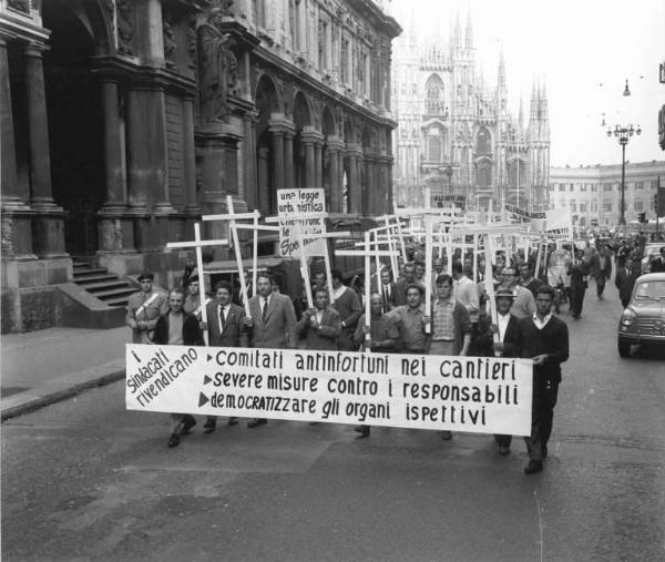 Sciopero dei lavoratori edili contro gli omicidi bianchi e gli infortuni - Corteo in piazza Mercanti presidiato dalle forze dell'ordine - Lavoratori portano croci in legno - Striscioni - Il Duomo