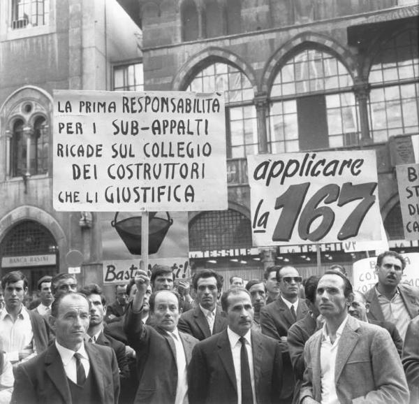 Sciopero dei lavoratori edili contro gli omicidi bianchi e gli infortuni - Piazza Mercanti - Comizio - Lavoratori - Cartelli di protesta