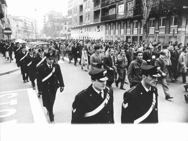 Sciopero generale per l'aumento e la riforma delle pensioni - Corteo - Schieramento delle forze dell'ordine