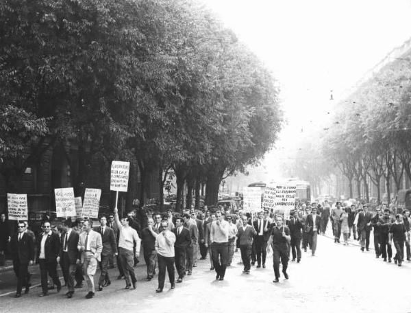 Sciopero dei lavoratori della Cge di Canegrate - Corteo a Milano - Cartelli di protesta - Blocco del traffico