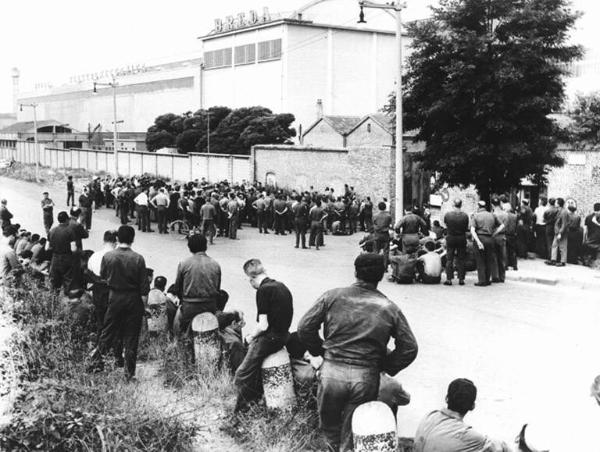 Sciopero dei lavoratori della Breda Elettromeccanica per il contratto - Comizio davanti alla fabbrica - Operai con tuta da lavoro - Insegna Breda