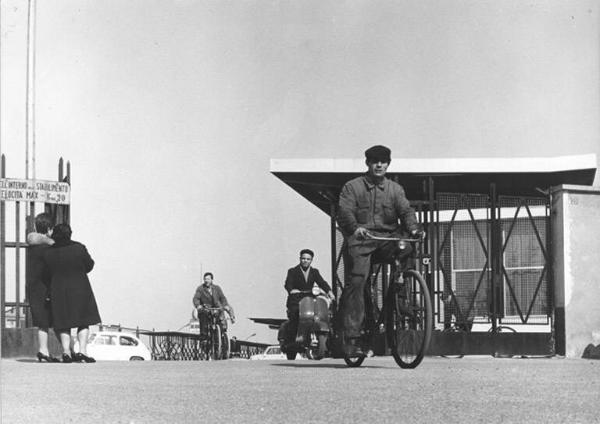 Sciopero dei lavoratori della Autobianchi - Lavoratori escono dall'ingresso della fabbrica in bicicletta e ciclomotore - Operai con tuta da lavoro