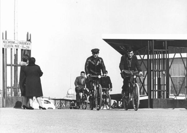 Sciopero dei lavoratori della Autobianchi - Lavoratori escono dall'ingresso della fabbrica in bicicletta - Operai con tuta da lavoro