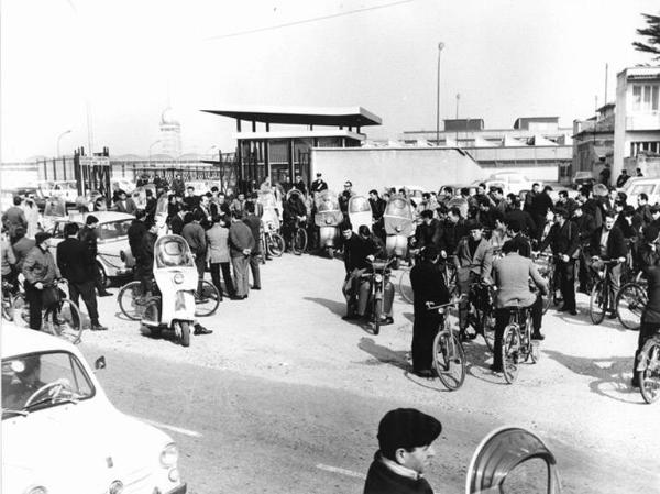 Sciopero dei lavoratori della Autobianchi - Comizio davanti all'ingresso della fabbrica - Forze dell'ordine - Operai con biciclette e motociclette