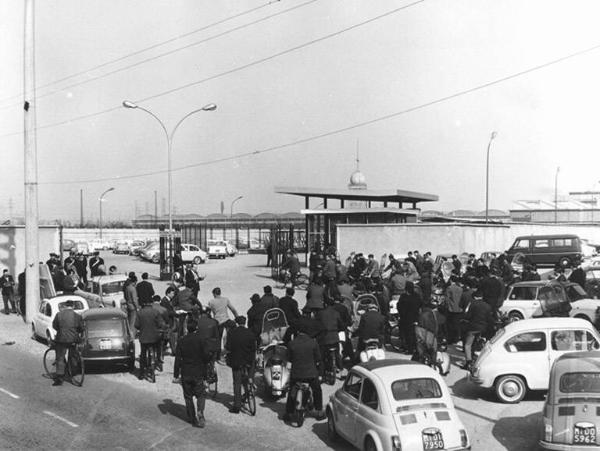 Sciopero dei lavoratori della Autobianchi - Comizio davanti all'ingresso della fabbrica - Pierluigi Perotta al microfono - Schieramento delle forze dell'ordine - Operai con biciclette, motocicli e auto