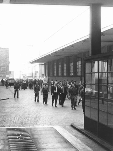 Sciopero dei lavoratori dell'Alfa Romeo per l'avvelenamento in mensa - Stabilimento del Portello - Cortile della fabbrica - Lavoratori verso l'uscita - Operai con tuta da lavoro