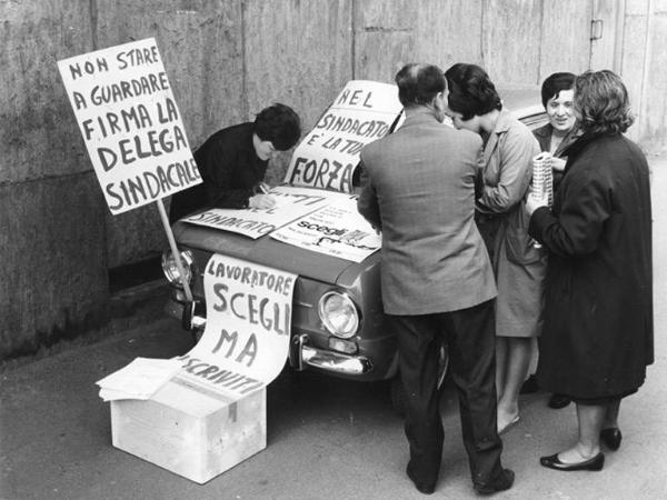 Face - Campagna di tesseramento della Fiom, Fim e Uilm davanti alla fabbrica - Auto con cartelli - Lavoratrici con grembiule da lavoro