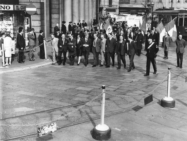 Manifestazione dei pensionati - Testa del corteo con i dirigenti sindacali, tra i quali Walter Alini e Guido Venegoni - Bandiere - Striscioni - Carabiniere