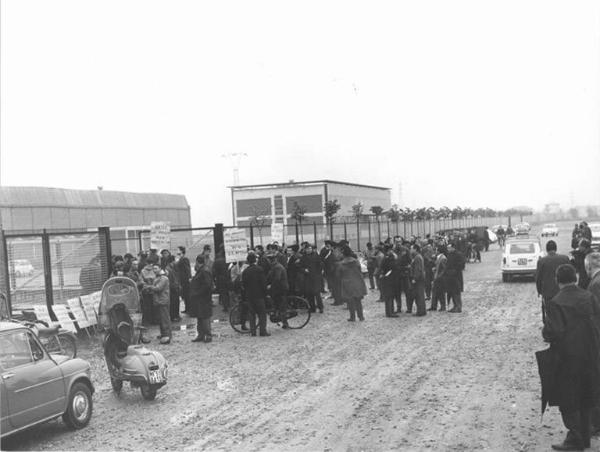 Sciopero dei lavoratori della Worthington contro il licenziamento del lavoratore Umberto Passaro - Presidio davanti all'ingresso della fabbrica - Presenti le forze dell'ordine - Cartelli di protesta