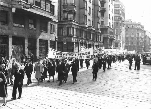 Manifestazione del primo maggio - Corteo - Spezzone pensionati - Striscioni