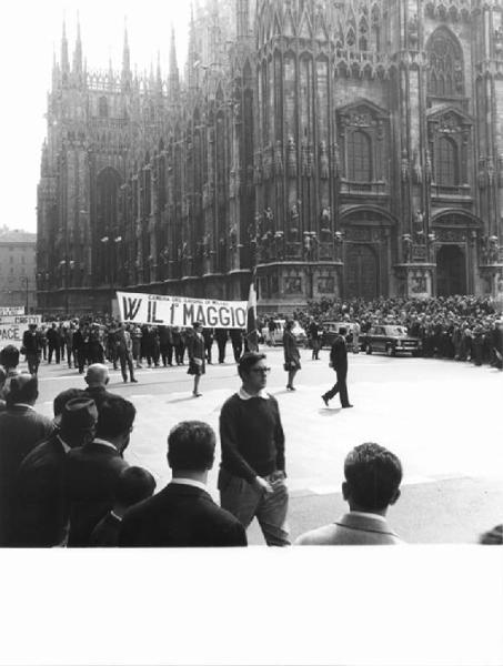 Manifestazione del primo maggio - Testa del corteo in arrivo in piazza del Duomo - Striscioni