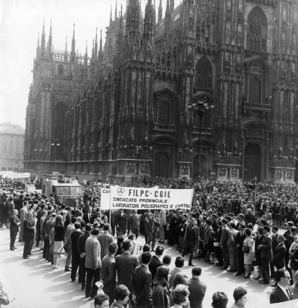 Manifestazione del primo maggio - Corteo in arrivo in piazza del Duomo - Spezzone poligrafici e cartai Filpc Cgil - Striscioni