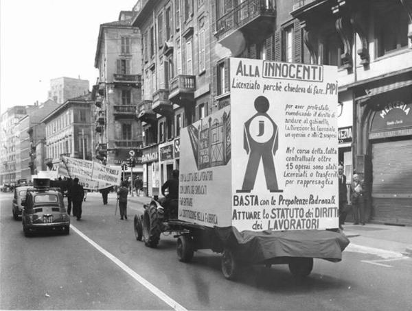 Manifestazione del primo maggio - Corteo in corso Venezia - Carro dei lavoratori dell'Innocenti trainato da un trattore - Striscioni