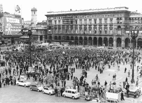 Manifestazione del primo maggio - Panoramica su piazza del Duomo dall'alto - Comizio - Folla di manifestanti