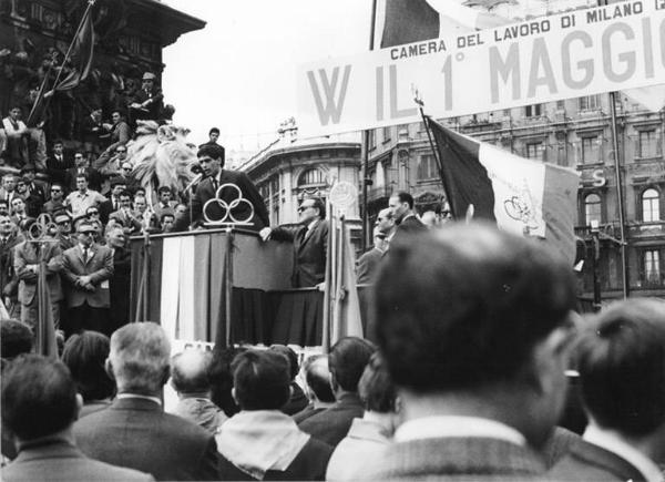 Manifestazione del primo maggio - Piazza del Duomo - Comizio - Palco - Oratore al microfono - Vittorio Foa sul palco - Striscione - Bandiera