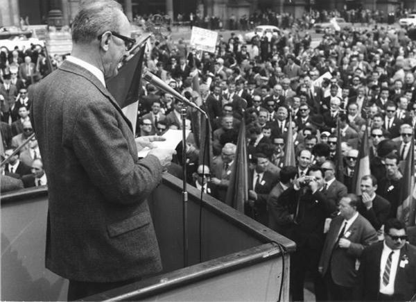 Manifestazione del primo maggio - Piazza del Duomo - Comizio - Palco - Guido Venegoni al microfono - Manifestanti - Bandiere