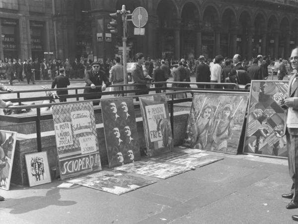 Manifestazione del primo maggio - Piazza del Duomo - Esposizione dei quadri della terza mostra di pittura e disegno indetta dalla Camera del Lavoro di Milano - Fermata della metropolitana