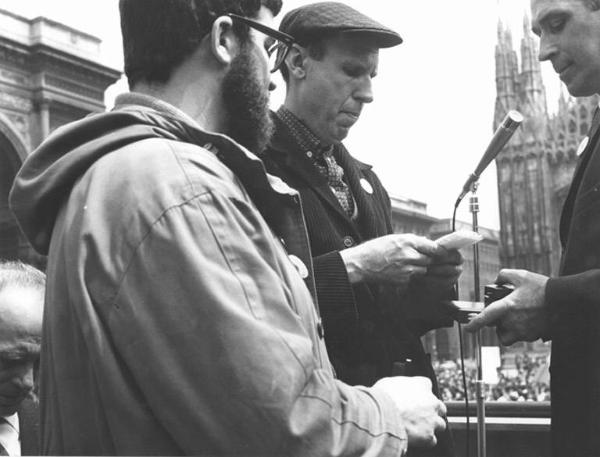 Manifestazione del primo maggio - Piazza del Duomo - Palco - Ernesto Treccani premia i vincitori della terza mostra di pittura e disegno indetta dalla Camera del Lavoro di Milano