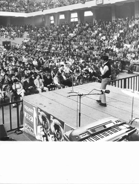 Manifestazione del primo maggio - Palalido - Interno - Spettacolo per le celebrazioni del 1° maggio - Artista sul palco - Platea