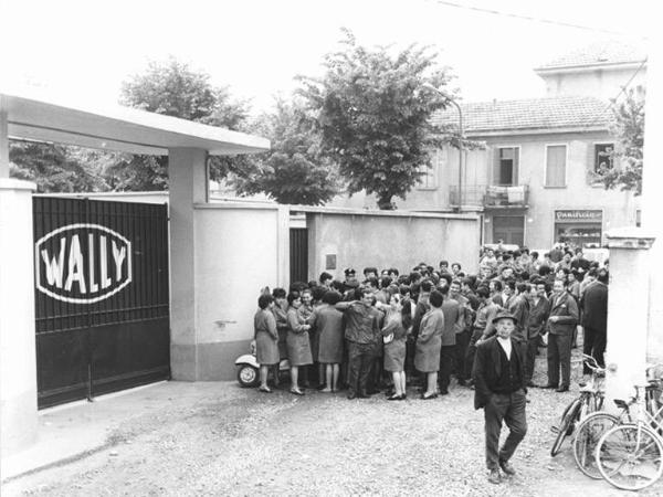 Sciopero dei lavoratori della Wally - Presidio davanti all'ingresso della fabbrica - Operaie con grembiule da lavoro - Insegna Wally