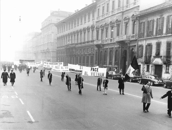 Manifestazione per la pace in Vietnam - Corteo in corso Venezia - Striscioni - Bandiere