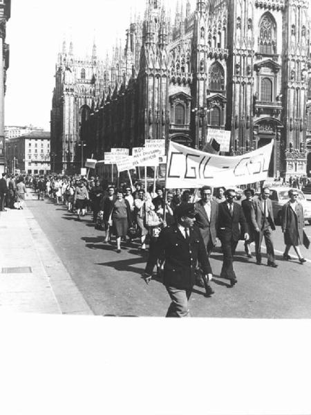 Sciopero dei lavoratori del Linificio di Lodi - Corteo entra in piazza del Duomo a Milano - Striscioni e cartelli