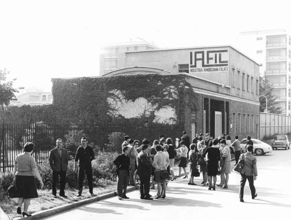 Sciopero dei lavoratori della Industria tessile Iafil - Presidio davanti all'ingresso della fabbrica - Insegna Iafil