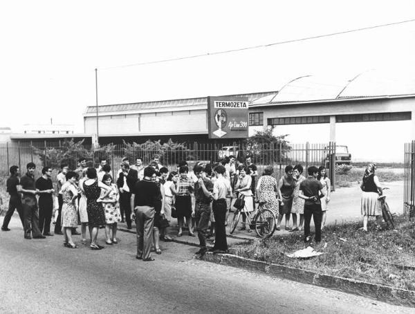 Sciopero dei lavoratori della Termozeta - Presidio davanti all'ingresso della fabbrica - Insegna Termozeta