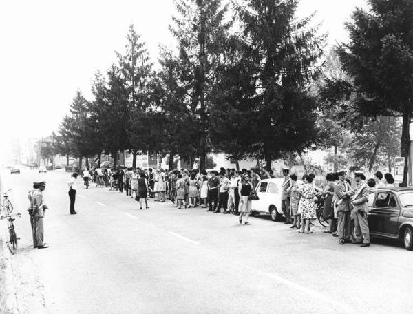 Sciopero dei lavoratori della Termozeta - Presidio davanti alla fabbrica - Schieramento delle forze dell'ordine - Cartello di sciopero Fiom