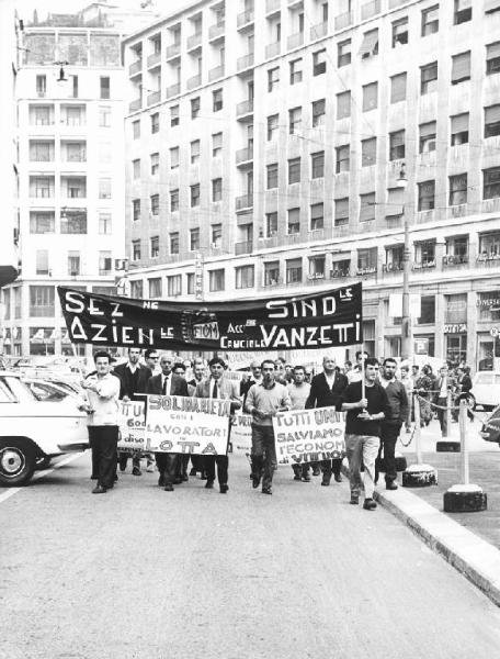 Sciopero dei lavoratori della Vanzetti contro i licenziamenti - Corteo a Milano - Striscione Fiom e cartelli di protesta