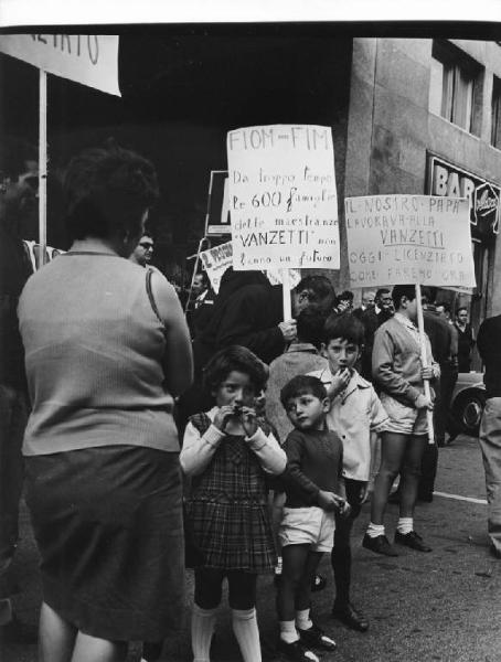 Sciopero dei lavoratori della Vanzetti contro i licenziamenti - Presidio davanti alla sede della Confindustria con le loro famiglie e i loro figli - Cartelli di protesta Fiom