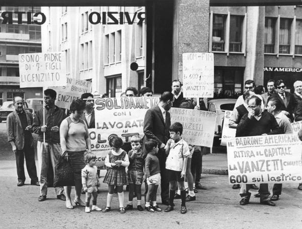 Sciopero dei lavoratori della Vanzetti contro i licenziamenti - Presidio davanti alla sede della Confindustria con le loro famiglie e i loro figli - Cartelli di protesta Fiom, Fim