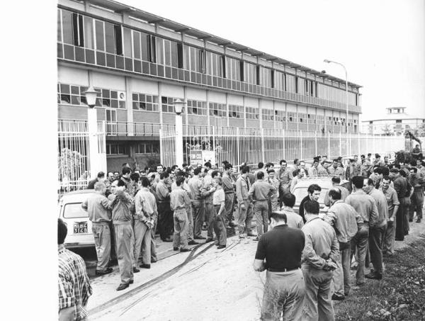 Sciopero dei lavoratori della Triplex - Lavoratori davanti all'ingresso della fabbrica - Operai con tuta da lavoro - Cartello di sciopero Fim