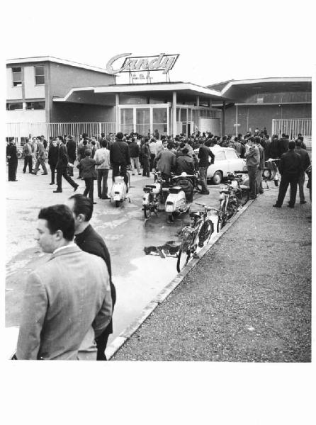 Sciopero dei lavoratori della Candy - Operai davanti all'ingresso della fabbrica - Insegna Candy