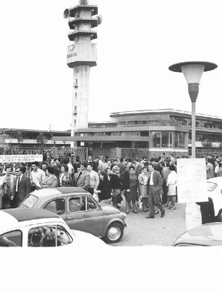 Sciopero dei lavoratori della Gte - Lavoratori davanti all'ingresso della fabbrica - Cartello - Insegna Generale Telefonia & Elettronica