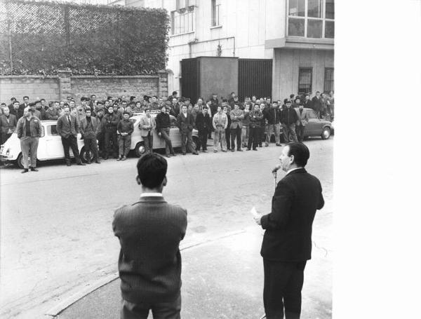 Sciopero dei lavoratori della Loro Parisini - Comizio davanti alla fabbrica - Oratore al microfono - Operai con tuta da lavoro