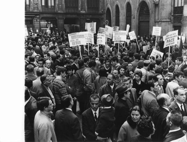 Marcia per la pace contro la guerra in Vietnam - Piazza Mercanti - Ritrovo dei manifestanti - Cartelli di protesta