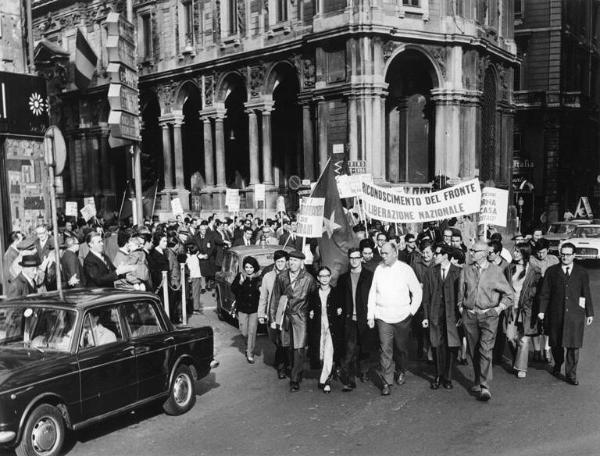 Marcia per la pace contro la guerra in Vietnam - Testa del corteo con Ernesto Treccani e Danilo Dolci - Striscioni e cartelli di protesta - Bandiera