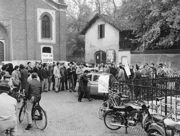 Sciopero Fillea - Edili - Comizio davanti a una chiesa - Oratore al microfono - Lavoratori - Cartello di sciopero Fillea Cgil - Auto con altoparlante