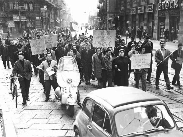 Sciopero dei lavoratori della Siry Chamon contro i licenziamenti - Corteo - Cartelli di protesta