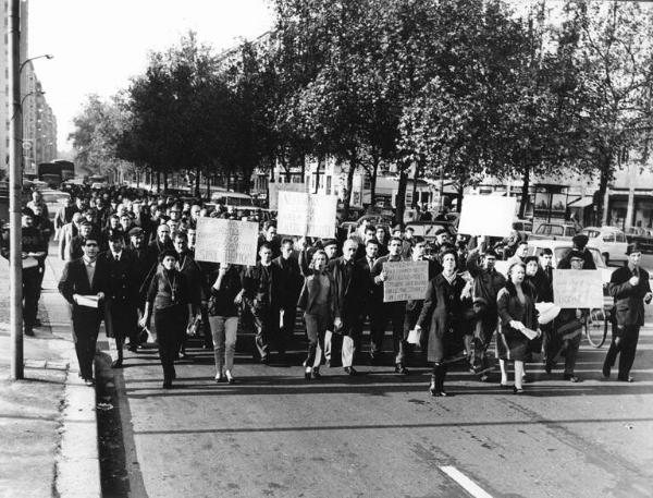 Sciopero dei lavoratori della Siry Chamon contro i licenziamenti - Corteo - Cartelli di protesta