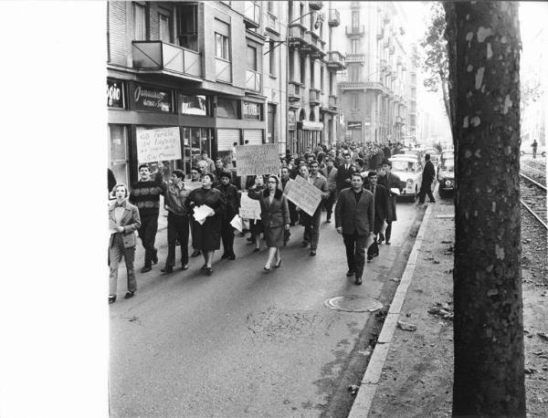 Sciopero dei lavoratori della Siry Chamon contro i licenziamenti - Corteo - Cartelli di protesta