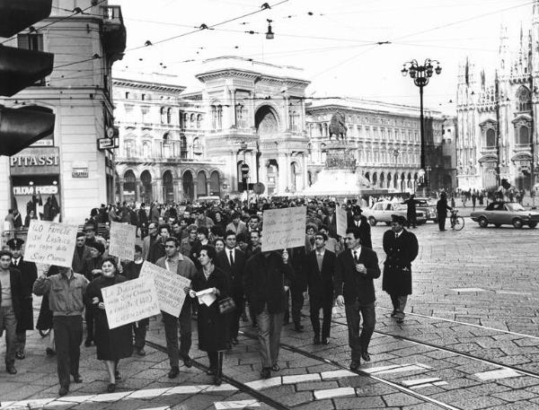 Sciopero dei lavoratori della Siry Chamon contro i licenziamenti - Corteo in piazza del Duomo - Cartelli di protesta