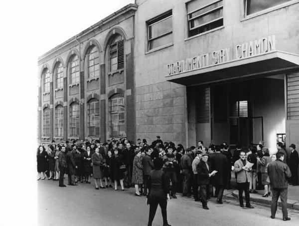 Sciopero dei lavoratori della Siry Chamon contro i licenziamenti - Lavoratori davanti all'ingresso della fabbrica - Insegna Stabilimenti Siry Chamon