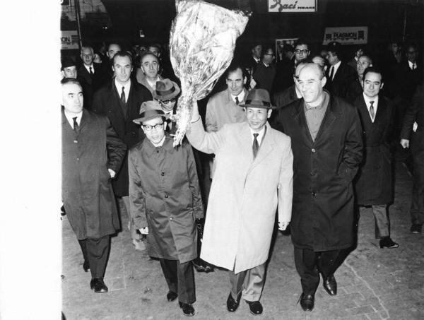 Dirigenti sindacali accolgono la delegazione sindacale del Vietnam in arrivo a Milano - Nguyen Cong Hoa saluta alzando il mazzo di fiori donato - Aldo Bonaccini alla sinistra di Nguyen Cong Hoa