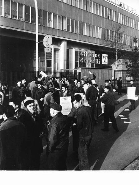 Sciopero dei lavoratori della Marlo - Lavoratori davanti alla fabbrica - Cartelli di protesta